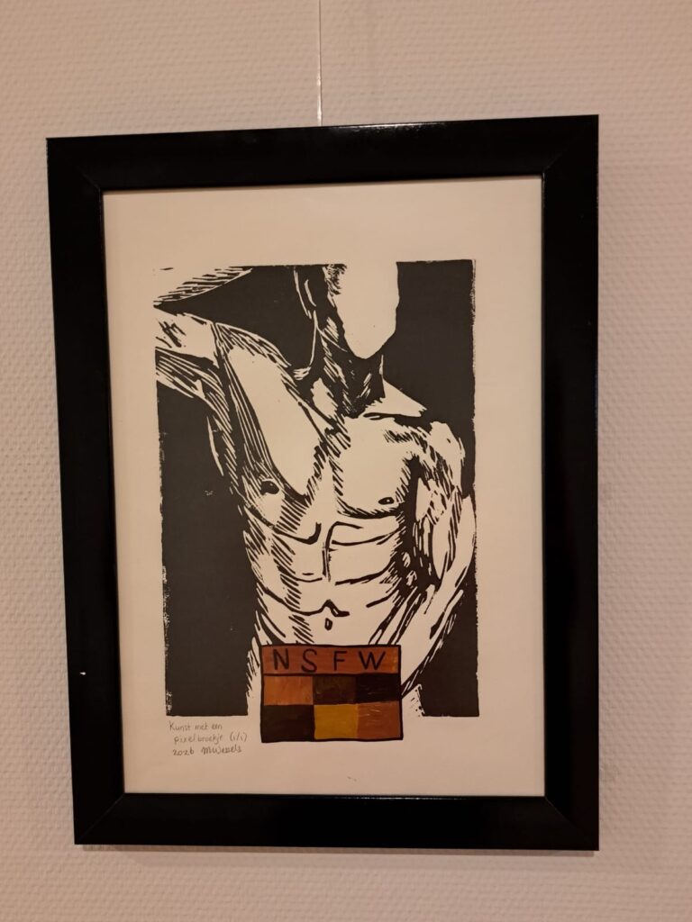 Oorspronkelijke linosnede toont een prachtige naakte gespierde man. De gecensureerde versie t.b.v. de expositie bevat een pixelbroekje gesneden en gedrukt middels linosnede door Marjolein Wessels. Er zijn er drie zonder pixelbroekje in oorspronkelijke vorm.